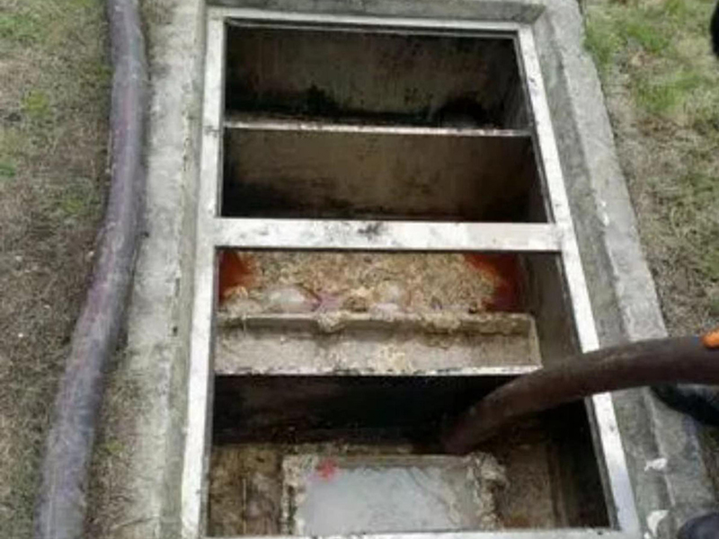 石碌镇隔油池清理