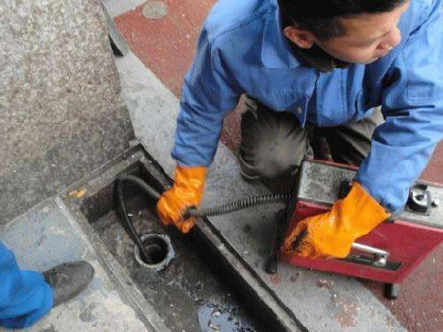 石碌镇疏通下水道